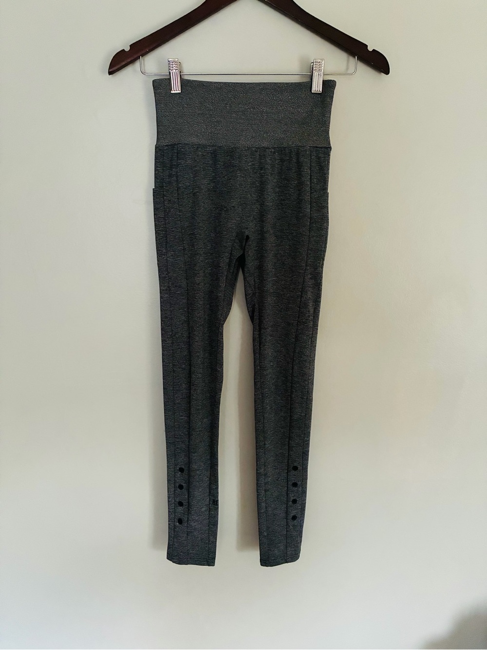 Gymshark Heathered Charcoal Leggings with eyelets and scrunch butt women’s small